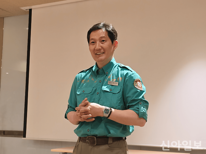 송영관 에버랜드 주키퍼가 판다월드에서 쌍둥이 판다에 대해 설명하고 있다. [사진=신현숙 기자]