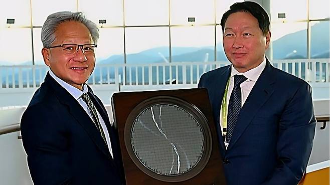 젠슨 황 엔비디아 CEO가 지난해 10월 31일 경북 경주 예술의전당에서 열린 아시아태평양경제협력체(APEC) 최고경영자(CEO) 서밋에 참석해 최태원 대한상의 회장으로부터 SK하이닉스의 HBM4 반도체 웨이퍼를 선물받고 있다. /연합뉴스