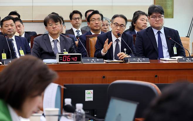 이원석 전 검찰총장이 4월 16일 국회 '윤석열 정권 정치검찰 조작기소 의혹 사건 진상규명' 국정조사특별위원회에서 열린 대장동·위례 개발비리 및 김용 전 민주연구원 부원장 관련 의혹 사건에 대한 청문회에서 의원 질의에 답하고 있다. 연합뉴스&nbsp;