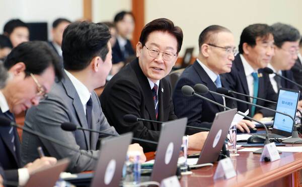 이재명&nbsp;대통령이 16일 청와대에서 열린 수석보좌관회의에서 전략경제협력 특사 자격으로 중앙아시아와 중동 지역 방문을 마친 강훈식 비서실장을 격려하고 있다. 2026.4.16 [청와대통신사진기자단] 연합뉴스