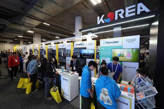 지난 1월 열린 ‘CES 2026’에서 통합한국관을 방문한 관람객들이 전시물을 둘러보고 있다. (사진=연합뉴스)