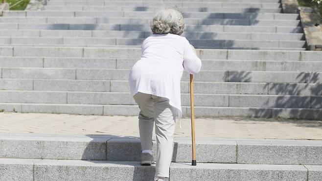 일정 거리 이상을 걷는 순간 종아리가 아프고, 걷다 쉬기를 반복해야 한다면 척추관협착증일 수 있다 | 출처: 클립아트코리아