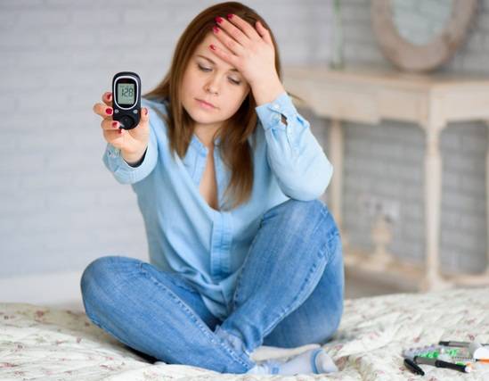 여성 당뇨병 환자가 혈당을 측정한 뒤 피곤한 표정을 짓고 있다. 당뇨병 진단 8~12년 후 식단과 운동에 대한 피로가 심해지고, 복용하는 약물 종류가 늘거나 합병증의 초기 신호가 나타나면서 심리적 부담이 부쩍 늘어난다. 하지만 포기해선 안 된다. 진단 후 10~15년은 당뇨병성망막병증, 신부전, 족부괴사(당뇨발) 등 합병증이 본격적으로 나타나기 시작하는 때다. 사진=게티이미지뱅크