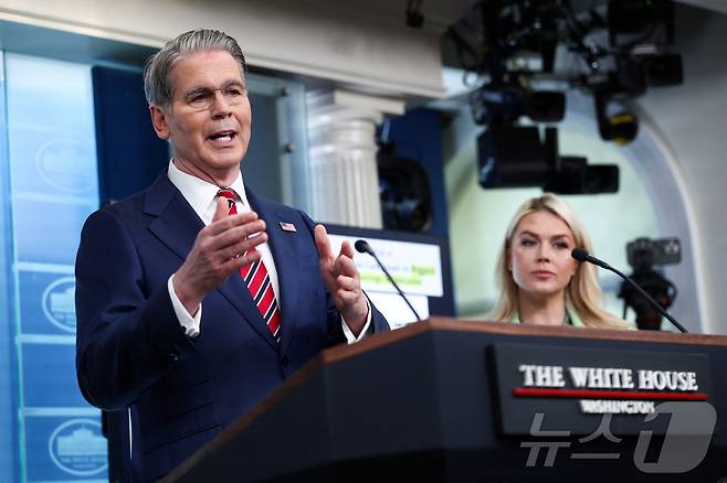 스콧 베선트 미국 재무장관이15일(현지시간) 워싱턴DC 백악관에서 열린 브리핑에서 이란에 대한 경제제재에 대한 질문에 답하고 있다. 2026.04.15. ⓒ 로이터=뉴스1