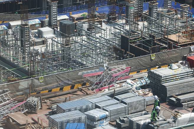 서울 시내 한 아파트 건설현장에서 노동자들이 작업하는 모습. ⓒ 뉴스1 김도우 기자