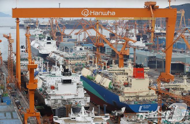 경남 거제시 한화오션 거제사업장에 대형 크레인과 건조 중인 선박이 보이고 있다.  ⓒ 뉴스1 윤일지 기자