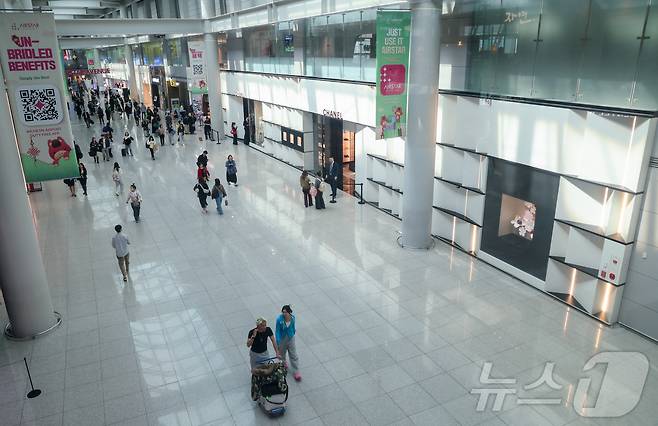 여행객들이 인천국제공항 1터미널 면세구역을 지나가고 있다. 2026.3.23 ⓒ 뉴스1 안은나 기자