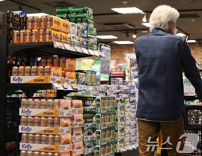 서울 시대 한 대형마트 내 주류코너. 2025.5.13 ⓒ 뉴스1 허경 기자