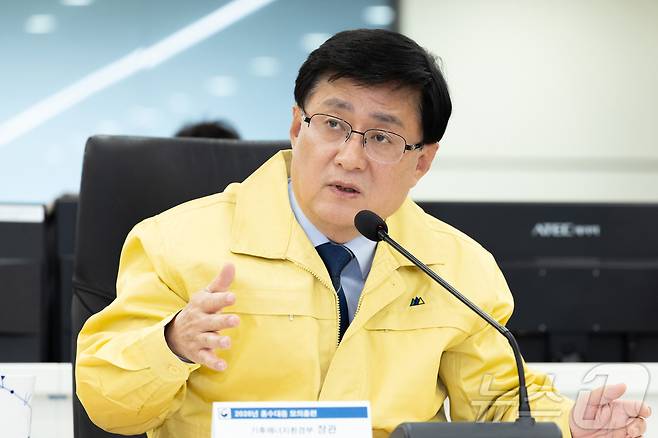 김성환 기후에너지환경부 장관이 서울 서초구 한강홍수통제소에서 대한민국 홍수안전강조기간의 첫 일정으로 홍수대응 모의훈련을 지휘하고 대응 체계를 점검하고 있다. (기후에너지환경부 제공. 재판매 및 DB 금지) 2026.4.15 ⓒ 뉴스1