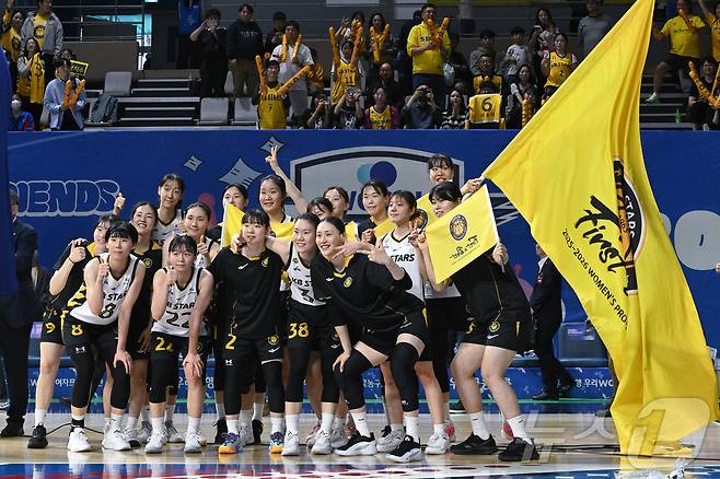 12일 충남 아산 이순신체육관에서 열린 BNK금융 2025-2026 여자프로농구 플레이오프(PO) 3차전 청주 KB스타즈와 아산 우리은행의 경기에서 81대55로 승리하며 챔피언결정전에 진출한 KB스타즈 선수들이 기념 촬영을 하고 있다. (WKBL 제공, 재판매 및 DB 금지) 2026.4.12 ⓒ 뉴스1 김진환 기자