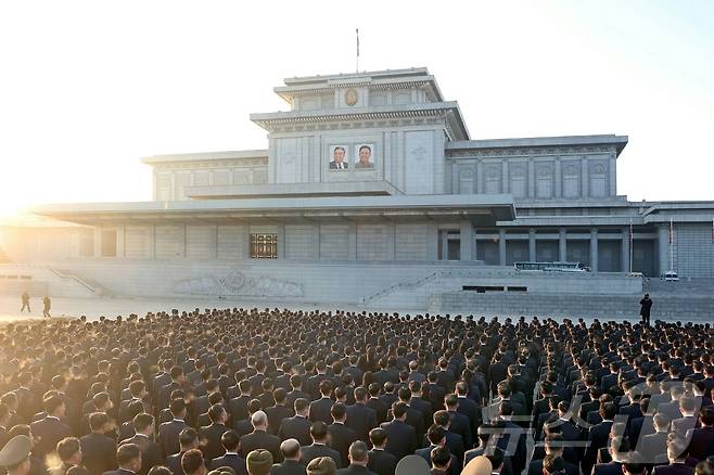 (평양 노동신문=뉴스1) = 북한 노동당 기관지 노동신문은 18일 "당 제9차 대회 대표자들이 17일 위대한 수령 김일성 동지와 위대한 영도자 김정일 동지께서 영생의 모습으로 계시는 금수산태양궁전을 찾아 숭고한 경의를 표시했다＂라고 보도했다. [국내에서만 사용가능. 재배포 금지. DB 금지. For Use Only in the Republic of Korea. Redistribution Prohibited] rodongphoto@news1.kr