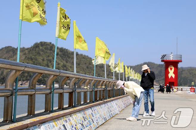 세월호 참사 12주기인 16일 전남 진도항(구 팽목항) 기억의 등대에서 시민들이 추모하고 있다. 2026.4.16 ⓒ 뉴스1 이수민 기자