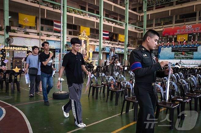 7일(현지시간) 태국 방콕 왓맛찬티카람 학교에서 징집 대상자들이 징병 추첨에 앞서 신체검사를 받으러 이동하고 있다. 2026.04.07. ⓒ AFP=뉴스1