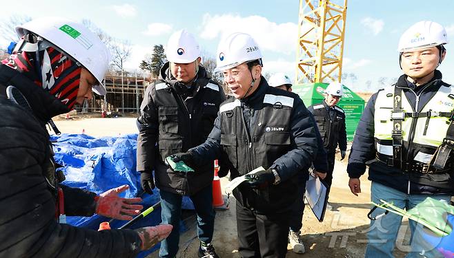 김영훈 고용노동부 장관이 지난 1월 소규모 건설현장이 밀집한 지역에서 패트롤 점검을 실시했다. 사진은 기사와 관련 없음  ⓒ 뉴스1