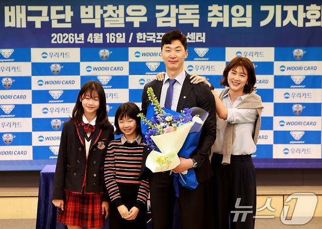 프로배구 남자부 우리카드의 박철우 신임감독이 16일 서울 중구 프레스센터에서 열린 '우리카드 배구단 박철우 감독 취임 기자회견'에서 가족들과 함께 기념촬영을 하고 있다. 박 감독은 올해 1월부터 파에스 전 감독의 뒤를 이어 감독대행으로 지휘봉을 잡아 후반기 18경기에서 14승 4패를 기록하며 포스트시즌에 진출하는 성과를 만들어내며 이번에 우리은행 제5대 감독으로 공식 선임됐다. 2026.4.16 ⓒ 뉴스1 이호윤 기자