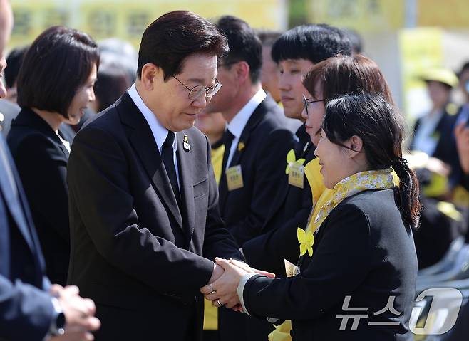 이재명 대통령이 16일 경기 안산 단원구 화랑유원지에서 열린 세월호 참사 12주기 기억식에서 유가족과 인사하고 있다. (청와대통신사진기자단) 2026.4.16 ⓒ 뉴스1 이재명 기자