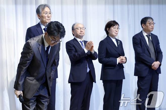 김우석 방송미디어통신심의위원회 상임위원이 16일 오후 서울시 양천구 목동동로 방송회관에서 열린 초대 위원장 취임식에서 황석주 전국언론노동조합 방송미디어통신심의위원회지부 지부장의 직원들에 대한 사과 등 입장 표명 요구에 사과의 말을 전한 뒤 인사하고 있다. 2026.4.16 ⓒ 뉴스1 박정호 기자