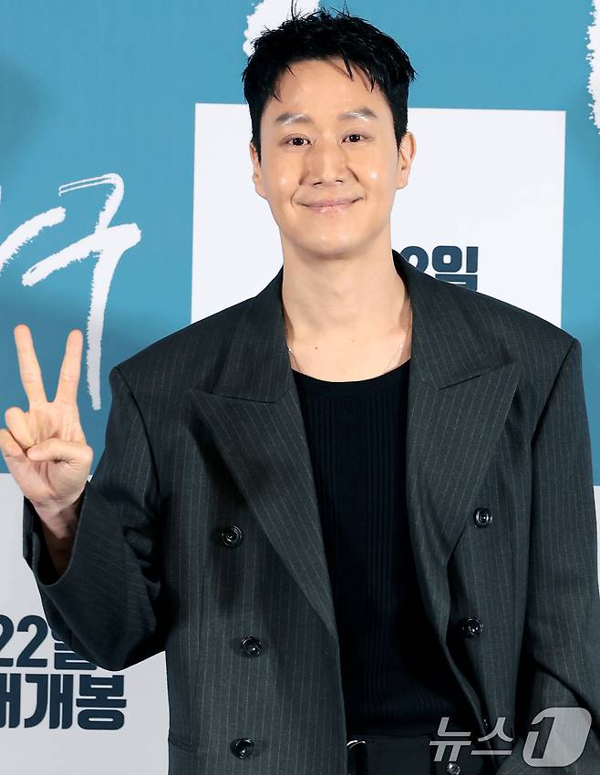 배우 정우가 16일 서울 용산구 CGV용산아이파크몰에서 열린 영화 '짱구'(감독 정우, 오성호) 언론시사회에 참석해 포즈를 취하고 있다. '짱구'는 매번 꺾이고 좌절해도 배우가 되겠다는 바람 하나로 버티고 일어서는 오디션 천재 '짱구'(정우)의 유쾌하고 뜨거운 도전 드라마다. 2026.4.16 ⓒ 뉴스1 권현진 기자