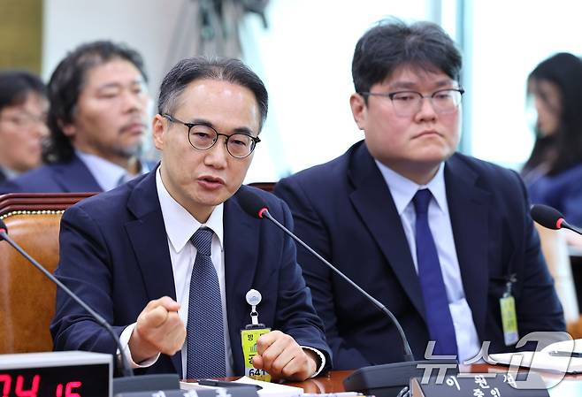 이원석 전 검찰총장이 16일 서울 여의도 국회 윤석열정권정치검찰조작기소의혹사건진상규명국정조사특별위원회에서 열린 대장동·김용 전 민주연구원 부원장·위례신도시 조작기소 의혹 사건 청문회에서 의원 질의에 답변하고 있다. 2026.4.16 ⓒ 뉴스1 신웅수 기자