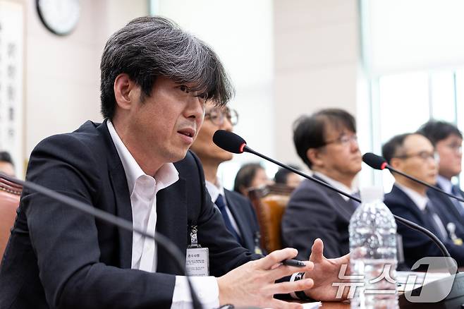 16일 서울 여의도 국회에서 열린 윤석열 정권 정치검찰 조작기소 의혹 사건 진상규명 국정조사특별위원회 대장동·김용 전 민주연구원 부원장·위례신도시 조작기소 의혹 사건 청문회에 증인으로 출석한 대장동 개발업자 남욱이 의원 질의에 답변하고 있다. 2026.4.16 ⓒ 뉴스1 이승배 기자