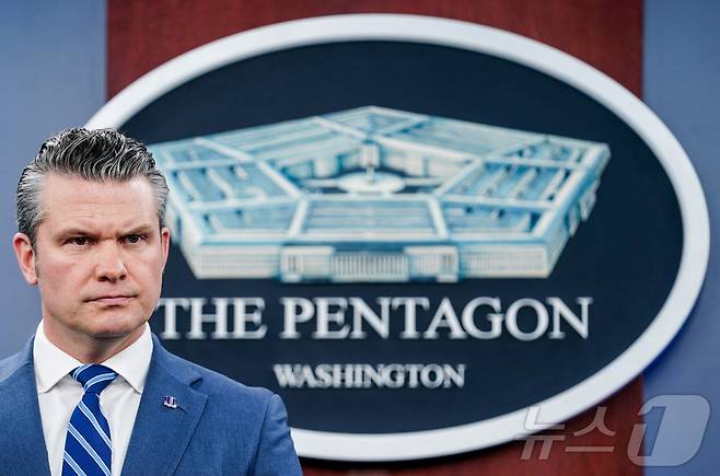 피트 헤그세스 미국 국방장관이 16일(현지시간) 워싱턴DC 인근 펜타곤(미국 국방부 청사)에서 호르무즈 해협 봉쇄 작전과 관련한 브리핑을 하고 있다 .2026.04.16. ⓒ 로이터=뉴스1