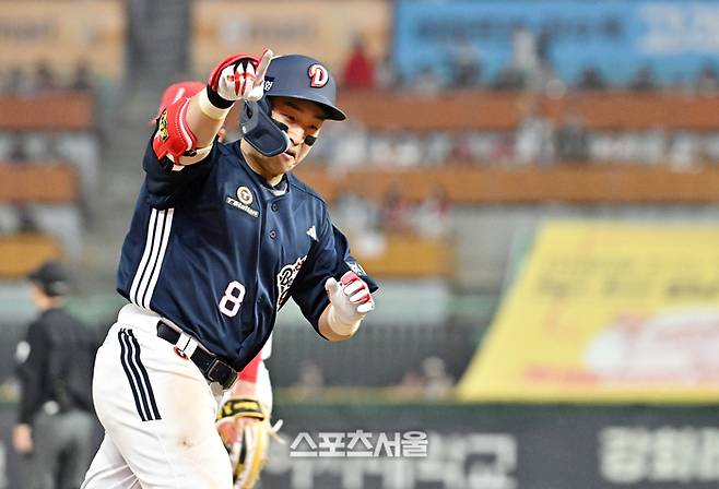 두산 손아섭이 14일 문학구장에서 열린 2026 KBO리그 SSG와 경기 4회초 1사 2루 상황에서 SSG 투수 박시후를 상대로 2점 홈런을 치고 세리머니를 하고 있다. 문학 | 박진업 기자 upandup@sportsseoul.com