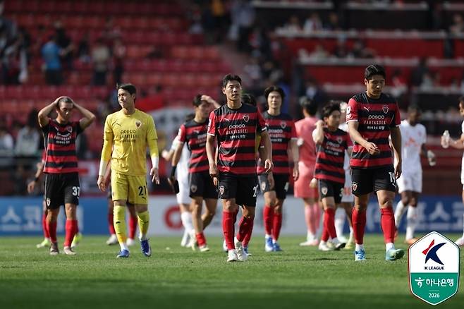 포항 선수들이 제주전에서 패한 뒤 아쉬워하고 있다. 사진 | 한국프로축구연맹