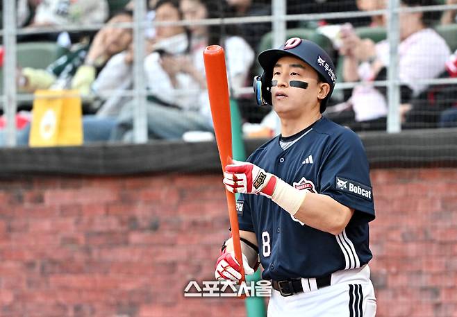 한화에서 두산으로 전격 트레이드 된 손아섭이 14일 문학구장에서 열린 2026 KBO리그 SSG와의 1회말 무사 1루 상황에서 첫 타석을 준비하고 있다. 2026. 4. 14.  문학 | 박진업 기자 upandup@sportsseoul.com