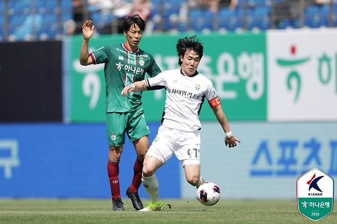 지난 7라운드 대전전서 공을 차지하는 강원 이유현. 제공 | 한국프로축구연맹