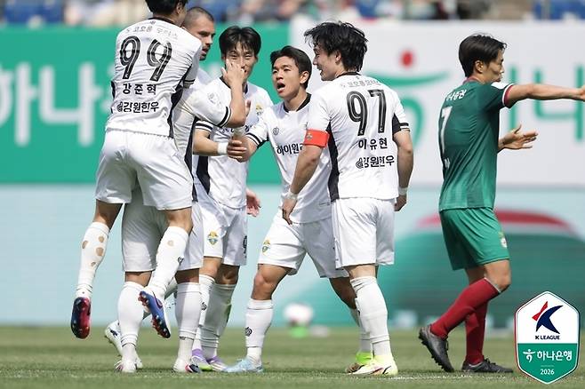 대전전 득점 후 기뻐하는 강원 선수들. 제공 | 한국프로축구연맹