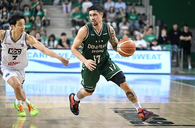 DB 알바노가 15일 원주DB프로미아레나에서 열린 2025~2026 LG전자 프로농구 6강 플레이오프 KCC와 2차전서 드리블을 시도하고 있다. 사진 | KBL