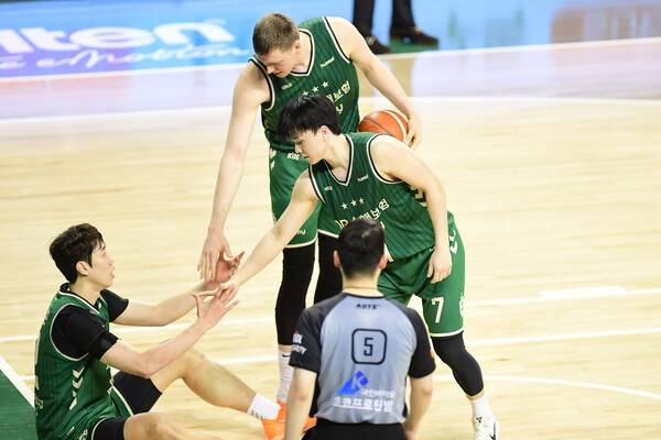 원주 DB 정효근(왼)을 부축하는 이용우와 헨리 엘런슨. /사진=KBL