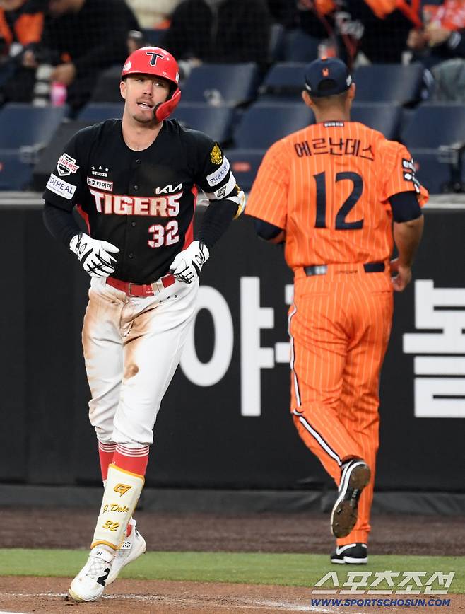 10일 대전 한화생명볼파크에서 열린 한화와 KIA의 경기. 1회초 KIA 데일 타구를 한화 선발 에르난데스가 잡아 직접 태그하고 있다. 대전=박재만 기자 pjm@sportschosun.com/2026.04.10/