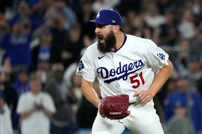 Los Angeles Dodgers relief pitcher Alex Vesia celebrates after striking out New York Mets' Francisco Alvarez to end the baseball game Tuesday, April 14, 2026, in Los Angeles. (AP Photo/Mark J. Terrill)







<저작권자(c) 연합뉴스, 무단 전재-재배포, AI 학습 및 활용 금지>