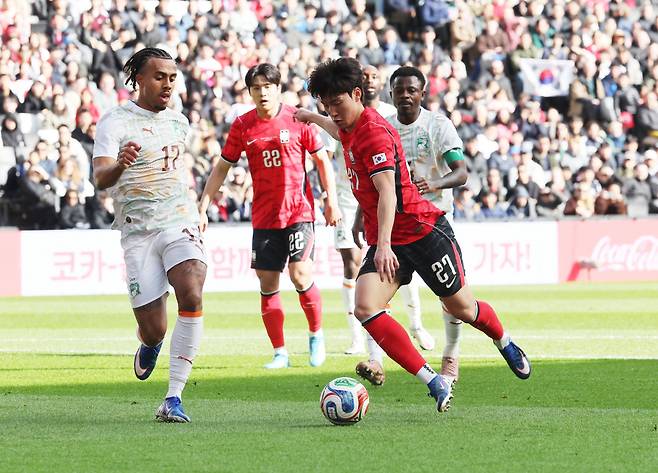 슛하는 배준호

    (밀턴킨스[영국]=연합뉴스) 최재구 기자 = 한국축구국가대표팀 배준호가 28일(현지시간) 영국 밀턴킨스 스타디움 MK에서 열린 코트디부아르와 평가전에서 슛하고 있다. 2026.3.28

    jjaeck9@yna.co.kr

(끝)





<저작권자(c) 연합뉴스, 무단 전재-재배포, AI 학습 및 활용 금지>