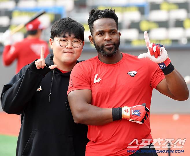 스태프와 기념 촬영까지 에레디아는 마음 따뜻한 선수다.