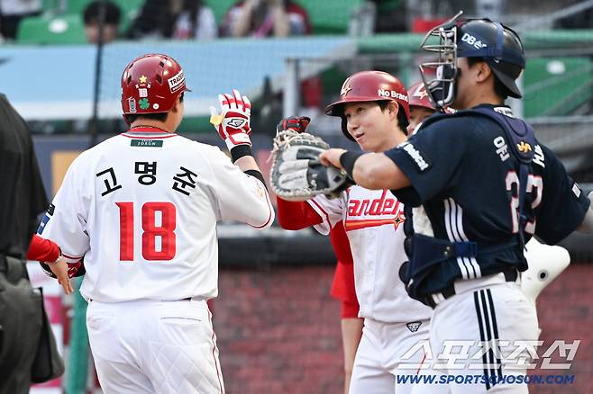 15일 인천SSG랜더스필드에서 열린 SSG와 두산의 경기. 1회말 2사 2,3루 SSG 고명준이 스리런포를 날린 뒤 환호하고 있다. 인천=박재만 기자 pjm@sportschosun.com/2026.04.15/