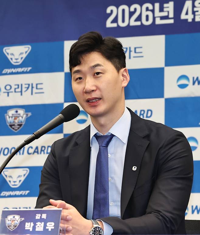 (서울=연합뉴스) 김인철 기자 = 남자 프로배구 박철우 우리카드 신임 감독이 16일 서울 중구 프레스센터에서 열린 취임 기자회견에서 취재진 질문에 답하고 있다. 2026.4.16 연합뉴스