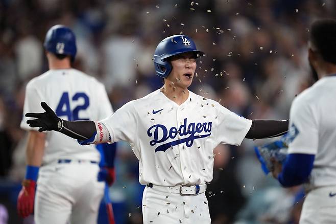 Apr 15, 2026; Los Angeles, California, USA; Los Angeles Dodgers second baseman Hyeseong Kim celebrates after hitting a two-run home run against the New York Mets in the second inning at Dodger Stadium. Mandatory Credit: Kirby Lee-Imagn Images







<저작권자(c) 연합뉴스, 무단 전재-재배포, AI 학습 및 활용 금지>