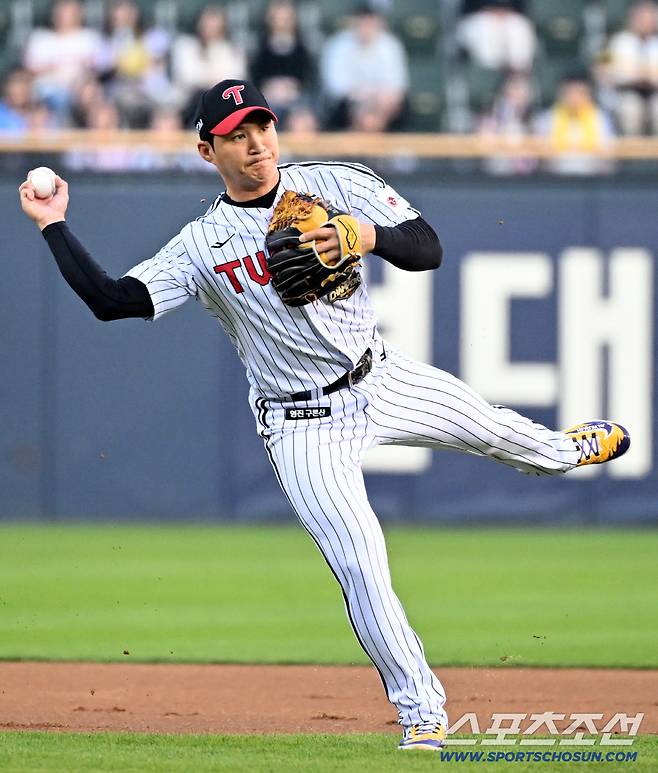 14일 잠실구장에서 열린 LG와 롯데의 경기. 1회초 롯데 황성빈 타구를 LG 오지환이 처리하고 있다. 잠실=박재만 기자 pjm@sportschosun.com/2026.04.14/