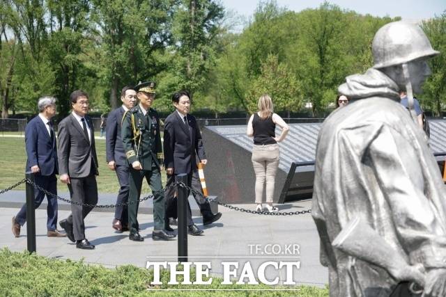 6·3 지방선거를 목전에 둔 시점에서 국민의힘 장동혁 대표의 방미 행보를 두고 해석이 분분하다. 사진은 장동혁 국민의힘 대표가 14일(현지시간) 미국 워싱턴DC 한국전 참전비를 참배하기 위해 이동하고 있는 모습. /국민의힘 제공