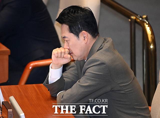 일각에서는 '사면초가'의 현 상황을 타개하려는 '전략적 후퇴’로 보고 있다. 사진은 장동혁 국민의힘 대표가 2일 오후 서울 여의도 국회 본회의장에서 열린 이재명 대통령의 중동 사태 대응 등을 위한 추가경정예산안을 경청하고 있는 모습. /배정한 기자