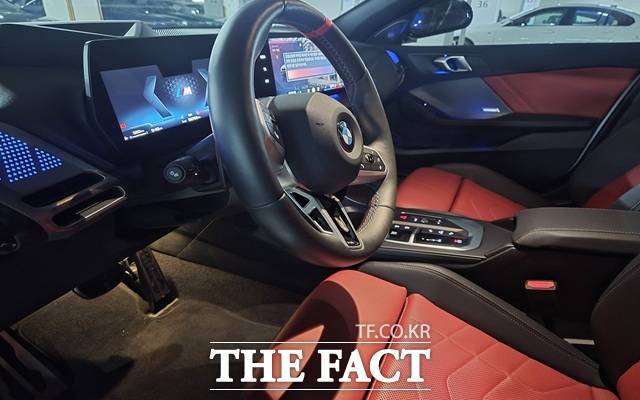 BMW M135의 문을 열면 강렬하고 스포티한 붉은 색상의 시트와 푸른 빛의 디스플레이가 운전자를 감싼다. /서울 마포구=오승혁 기자