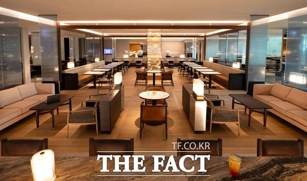 16일 오픈하는 대한항공 인천공항 제2여객터미널 프레스티지 서편 라운지 입구 전경. /대한항공