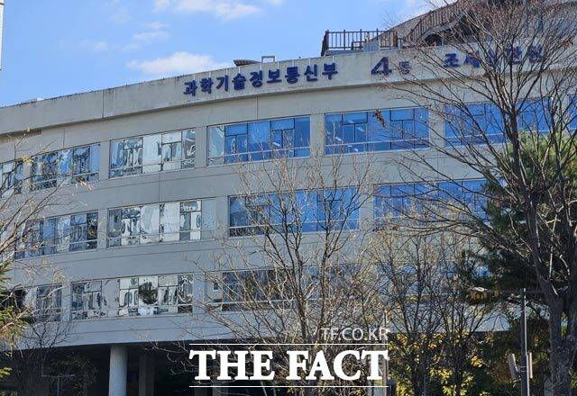 과학기술정보통신부는 오는 9월 7일 '제1회 기술개발인의 날'을 맞아, 대한민국 민간 기술혁신을 주도한 연구자와 연구조직을 발굴해 포상하는'2026년도 기술개발인의 날 기념 정부포상' 공모를 추진한다. /더팩트 DB