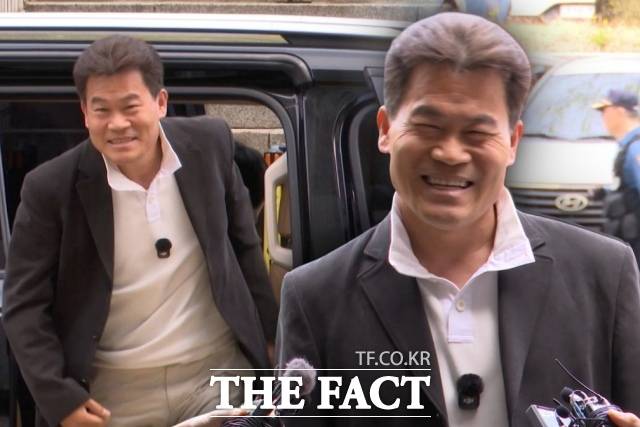 이재명 대통령과 이준석 개혁신당 대표의 명예를 훼손한 혐의를 받는 유튜버 전한길(본명 전유관)씨가 16일 서초구 서울중앙지방법원에서 열린 구속 전 피의자 심문(영장실질심사)에 출석하며 취재진에 답하고 있다. /서울중앙지법=김민지 기자