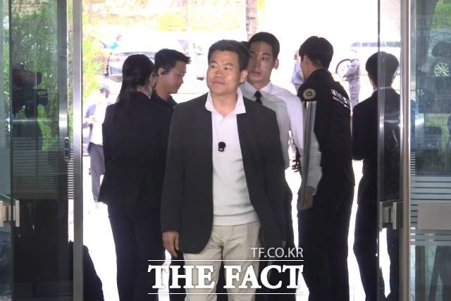 이재명 대통령과 이준석 개혁신당 대표의 명예를 훼손한 혐의를 받는 유튜버 전한길(본명 전유관)씨가 16일 서초구 서울중앙지방법원에서 열린 구속 전 피의자 심문(영장실질심사)에 출석하고 있다. /서울중앙지법=김민지 기자