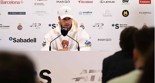 카를로스 알카라스가 15일 바르셀로나 ATP 500 기자회견장에서 침통한 표정으로 오른손목 부상을 이유로 기권을 발표하고 있다. ATP 투어
