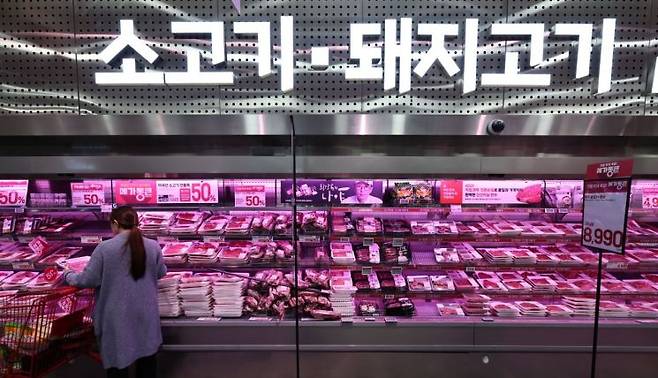 서울 시내 한 대형마트에 축산물이 진열돼 있다. 연합뉴스