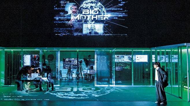 “‘빅 마더’는 우리의 행복을 원해요. 우리를 아주 잘 알아요. 필요한 걸 채워주고, 바라는 걸 예측하고, 삶 전체를 인도해요.” 방송 스튜디오를 닮은 유리 구조의 무대 위, 충돌하는 정보가 끊임없이 명멸하는 알고리즘 시대의 속도감을 닮은 연극 ‘빅 마더’의 결말부에서 거대한 음모의 배후가 드러난다. /세종문화회관